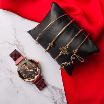 Elegants sieviešu pulkstenis ar rokassprādžu komplektu.