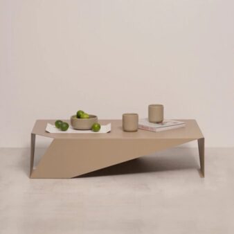 BARCELONA dizaina kafijas galdiņš – ģeometrisks akcents modernam interjeram