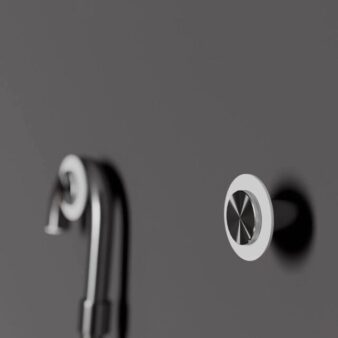 SPLIT metāla pakaramais āķis – moderns un funkcionāls dizains