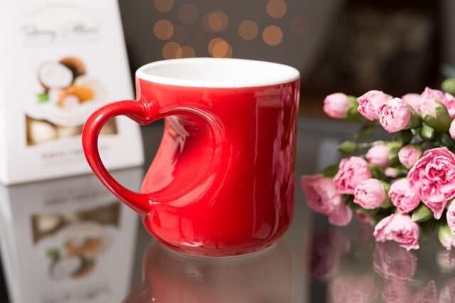 Sarkanā sirds formas krūze – romantiska dāvana mīļotajam, 300 ml