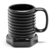 Melna skrūves formas krūze – oriģināla dāvana meistaram vai dizaina cienītājam