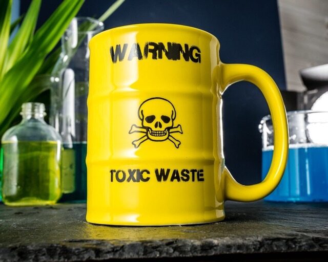 Dzeltena krūze ar uzrakstu “Toxic Waste” – trauks ar humora devu drosmīgajiem - Image 5