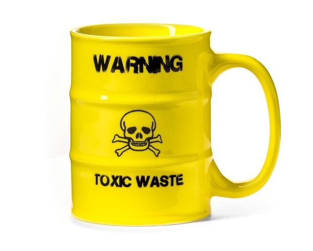 Dzeltena krūze ar uzrakstu “Toxic Waste” – trauks ar humora devu drosmīgajiem - Image 4