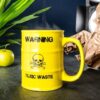 Dzeltena krūze ar uzrakstu “Toxic Waste” – trauks ar humora devu drosmīgajiem