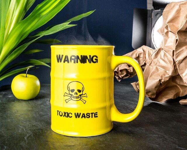 Dzeltena krūze ar uzrakstu “Toxic Waste” – trauks ar humora devu drosmīgajiem