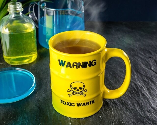 Dzeltena krūze ar uzrakstu “Toxic Waste” – trauks ar humora devu drosmīgajiem - Image 3