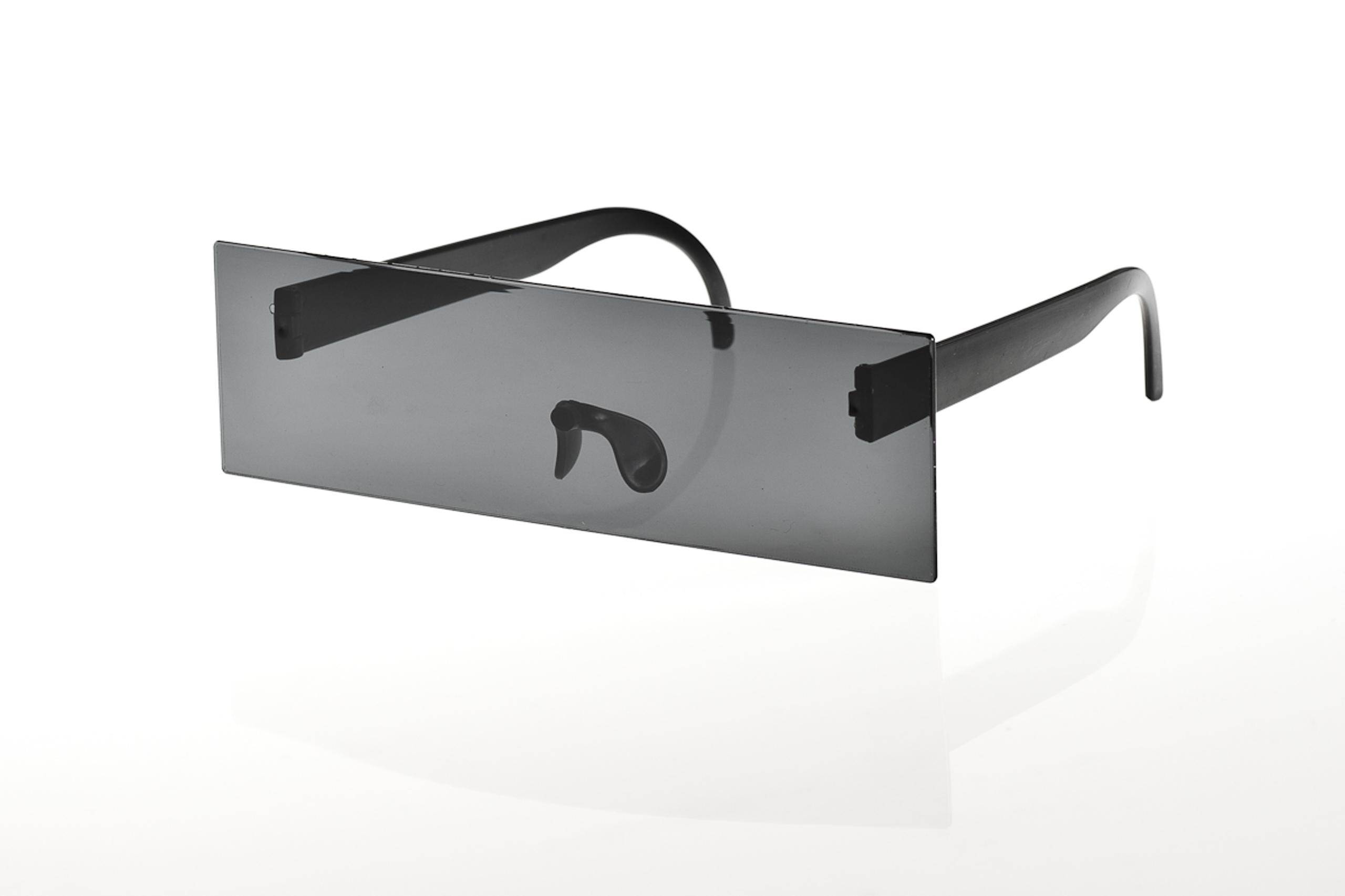 brilles ar melno cenzūras joslu