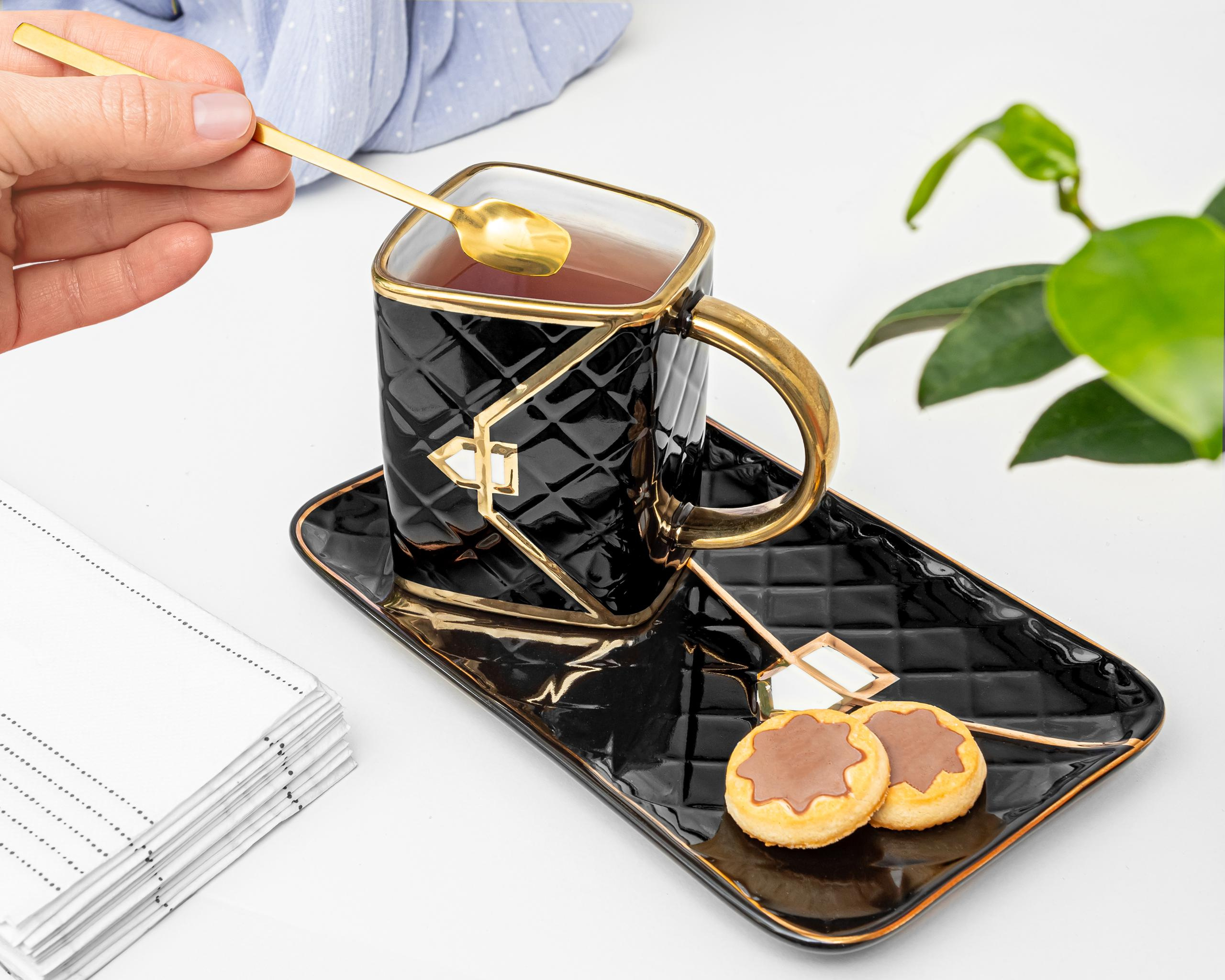 Keramikas krūzes komplekts rokassomas dizainā ar apakštasīti un zelta karotīti 300 ml - Image 2