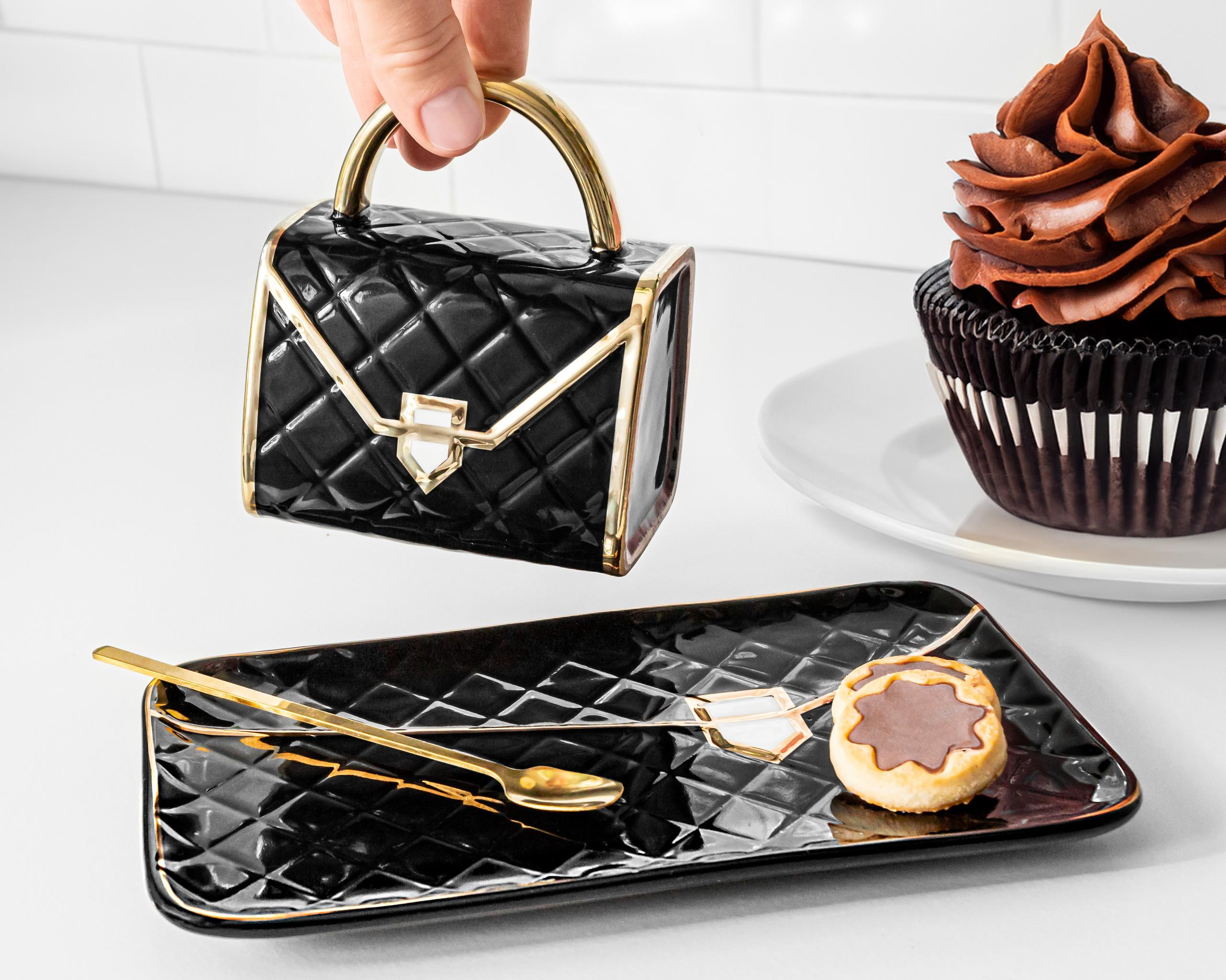 Keramikas krūzes komplekts rokassomas dizainā ar apakštasīti un zelta karotīti 300 ml - Image 4