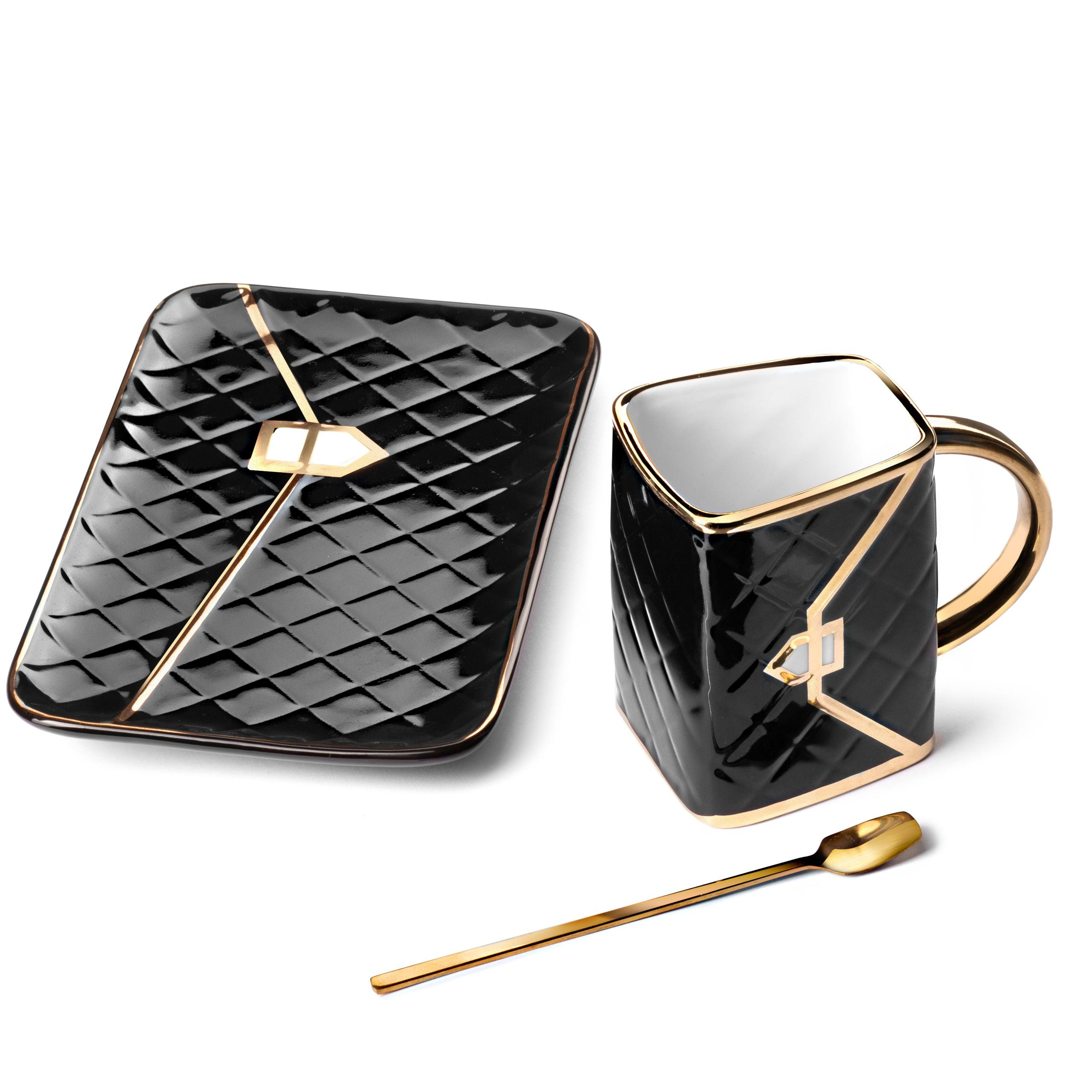 Keramikas krūzes komplekts rokassomas dizainā ar apakštasīti un zelta karotīti 300 ml - Image 5