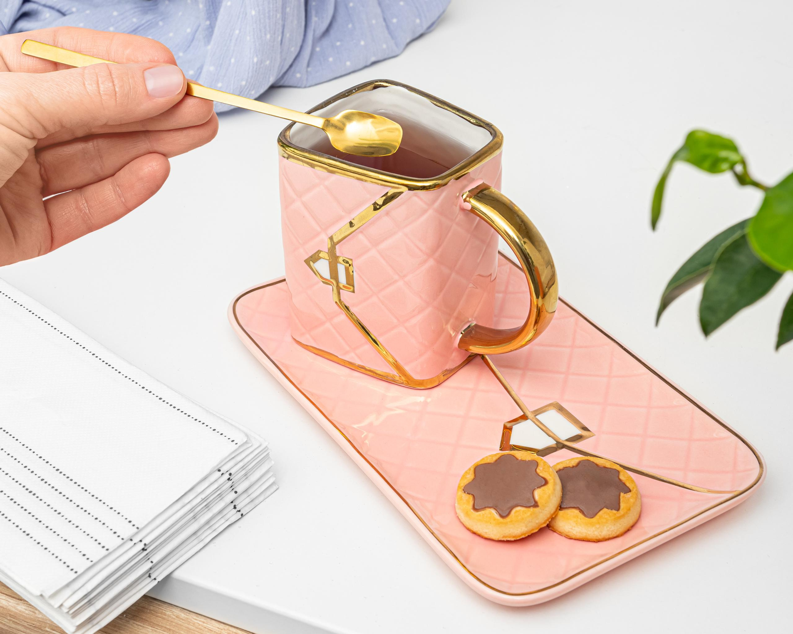 Keramikas krūzes komplekts rokassomas dizainā ar apakštasīti un zelta karotīti 300 ml - Image 9