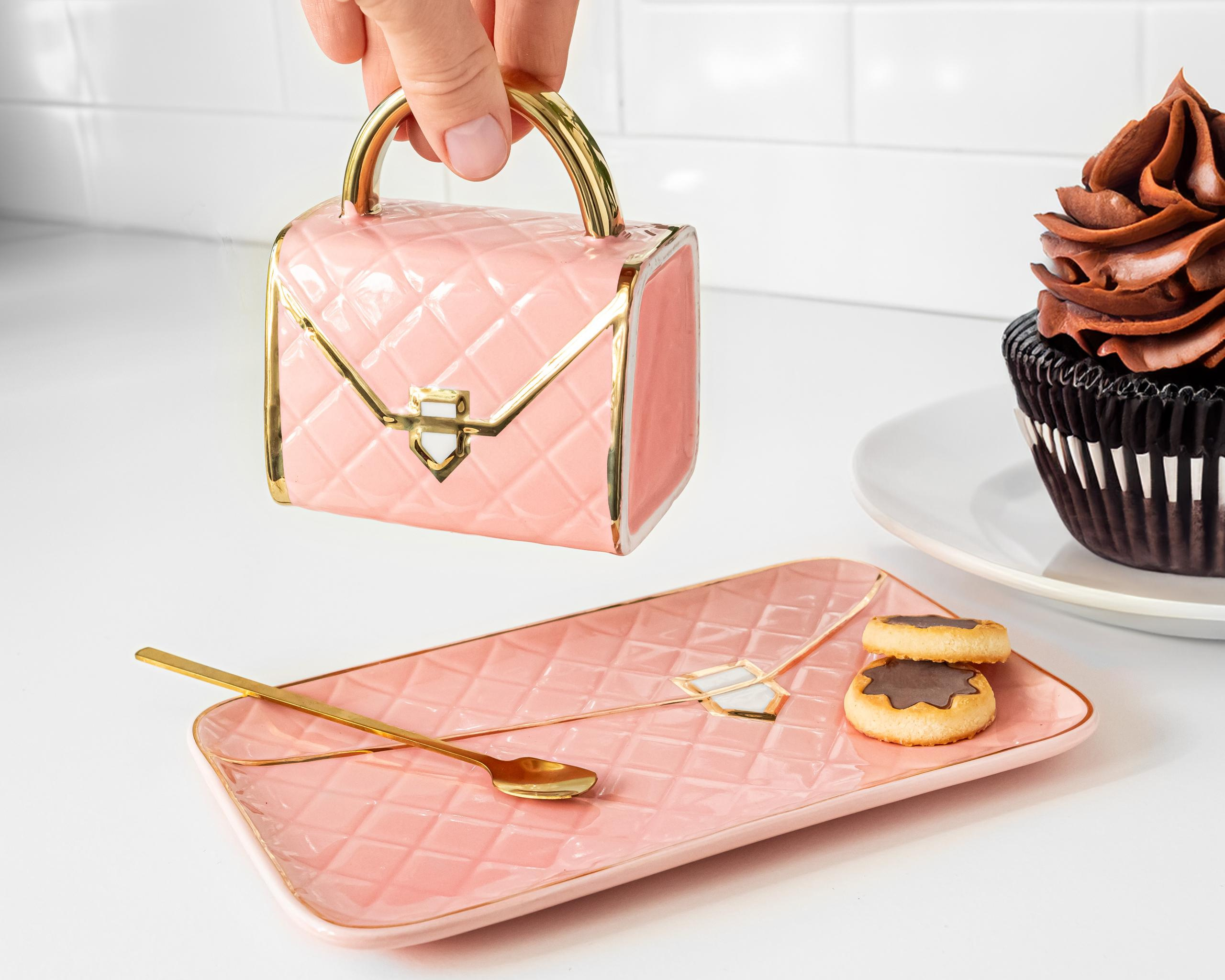 Keramikas krūzes komplekts rokassomas dizainā ar apakštasīti un zelta karotīti 300 ml - Image 11